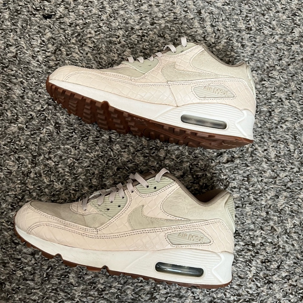 Nike Air Max. Only worn 3 times! Very few marks & will be cleaned before I ship!